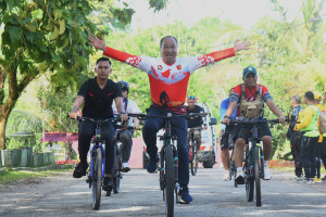 Dankodaeral lX Beserta Ketua Daerah Kodaeral l Gabungan Jalasenastri Koarmada RI Semarakan Fun Bike Songsong HUT TNI ke 80