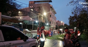 Respon Cepat Polsek Metro Penjaringan Tangani Pohon Tumbang, Akses Warga Kembali Normal