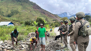 Patroli Jalan Kaki, Personel Ops Damai Cartenz Perkuat Keamanan dan Jalin Kedekatan dengan Warga Puncak Jaya
