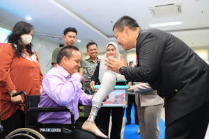 Sentuhan Humanis Hari Bhayangkara ke-80, Kapolres Metro Bekasi Kota Serahkan Bantuan Kaki Palsu