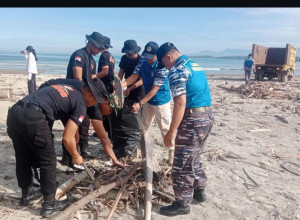 Prajurit Lanal Bengkulu Ikuti Karya Bakti Pembersihan Pantai Zakat, Semarakkan HUT TNI ke 80 TNI Tahun 2025