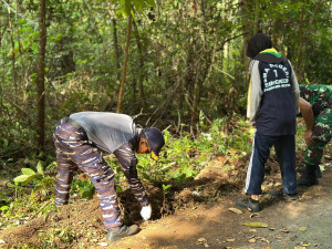 Danlanal Dabo Singkep Pimpin Langsung Bhakti Teritorial Prima TNI Bersama Instansi Terkuat dan Anak Sekolah Dalam Rangka HUT Ke 80 TNI