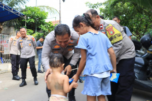 Bekasi On The Spot: Menyentuh Hati, Kapolres Bagikan Bansos Sembako, Alat Kebersihan, Hingga Snack Anak di Bekasi Timur 