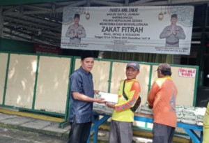 Polres Kepulauan Seribu Salurkan Zakat Fitrah kepada Warga yang Membutuhkan di Bulan Ramadhan