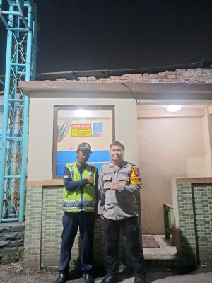 Perkuat Keamanan Lingkungan, Bhabinkamtibmas Harapan Mulya Pantau Kesiapan Siskamling RW 06