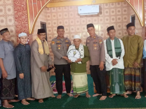Kapolsek Bekasi Barat Sholat Jumat Keliling Ajak Warga Cegah Tawuran