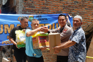 Polsek Pademangan Gelar " Jumat Peduli " Bantu Korban Bangunan Runtuh di Budi Mulia