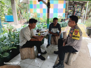 Bhabinkamtibmas Pulau Untung Jawa Sosialisasikan Layanan Call Centre 110 Kepada Warga