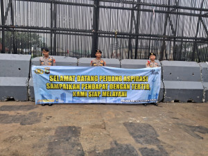 Polda Metro Jaya Kedepankan Pelayanan Humanis Saat Kawal Aksi KNARA di DPR Dengan Spanduk Simpatik