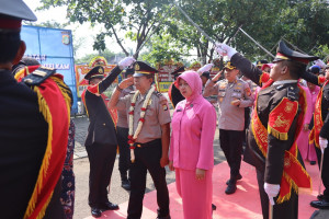 Polres Kepulauan Seribu Gelar Pisah Sambut dan Tradisi Pedang Pora Purna Bakti PJU