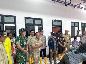 Kapolres Metro Jakarta Utara Bersama Forkopimko Tinjau Pengungsi Banjir di Cilincing, Salurkan Ratusan Paket Bantuan