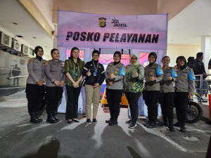 Aksi Empati Polwan Jaga Jakarta Polres Metro Jakarta Pusat Usai Ledakan di SMAN 72 Kelapa Gading