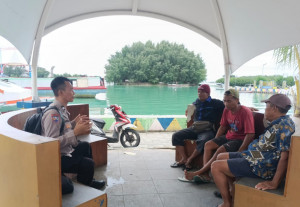 Bhabinkamtibmas Pulau Kelapa Ajak Warga Jaga Kamtibmas dan Sosialisasikan Hotline 110