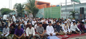 Kebersamaan Idulfitri, Warga Kalibaru Laksanakan Sholat Ied di Ruang Terbuka