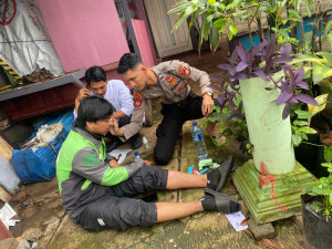Disela-Sela Siaga Banjir, Samapta PMJ Bersihkan Musala dan Tolong Korban Kecelakaan di Mampang