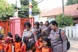 Polwan Goes To School, Polres Kepulauan Seribu Edukasi Pelajar Di Pulau Pari Dalam Rangka Hut Polwan Ke-78
