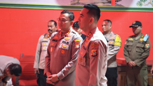 Kapolres Metro Jakarta Utara Tinjau Pengamanan Ibadah Malam Imlek di Vihara Bahtera Bakti Ancol
