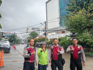 Polsek Pademangan Gelar Patroli Jalan Kaki, Perkuat Program Jaga Lingkungan di Kampung Muka