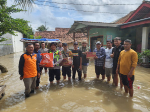 Polisi dan Pemda Salurkan Bantuan bagi Warga Terdampak Banjir di Bekasi