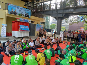 Jumat Peduli Polda Metro Jaya Luncurkan Rakyat Mart Dukung Gerakan Pangan Murah
