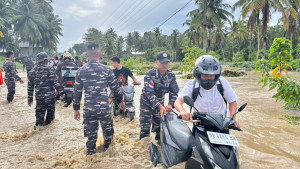 Pangkalan TNI AL Nias Gerak Cepat Bantu Warga Terdampak Banjir di Teluk Dalam Nias Selatan