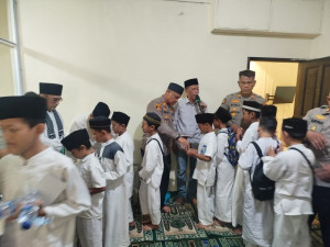 Kapolsek Pondok Gede Santuni 40 Anak Yatim Yayasan Rindang Indonesia