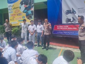 Polisi Masuk Sekolah, Kapolsek Kelapa Gading Police Goes To School Sosialisasikan Bahaya Kejahatan Digital