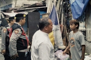 Polisi Gelar Patroli Jalan Kaki di Pademangan, Perkuat Program “Jaga Lingkungan” dan Antisipasi Gangguan Kamtibmas