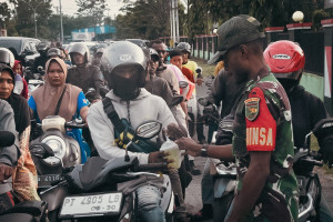 Berbagi Kebahagiaan di Bulan Suci Ramadan, Koramil Kokonao dan Koramil Timika Bagikan Takjil kepada Pengguna Jalan