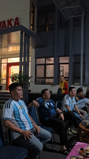 Kapolres Metro Jakarta Utara Nobar Piala Dunia 2026 Bersama Warga di Kelapa Gading, Pererat Sinergi Jaga Kamtibmas