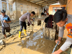 Brimob Polri Perkuat Pemulihan Warga Padang Pariaman Melalui Penyediaan Air Bersih, Huntara dan Akses Jalan