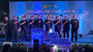 Meriah! Kapolda Metro Jaya Adakan Lomba Lari Malam di Kantor Polisi