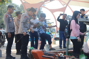 Kapolres Kepulauan Seribu Bantu Wisatawan Naik Kapal Kayu, Tunjukan Keteladanan dan Kepedulian di Pulau Tidung