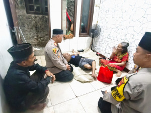 Wujud Kepedulian Polri, Kapolsek Bekasi Barat Datangi Warga yang Membutuhkan