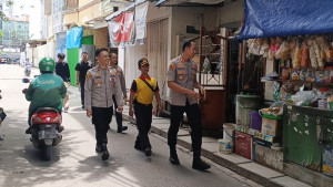 Jaga Jakarta Jaga Lingkungan, Polsek Penjaringan Gelar Patroli Jalan Kaki dan Dialogis di Wilayah Pluit dan Kertajaya