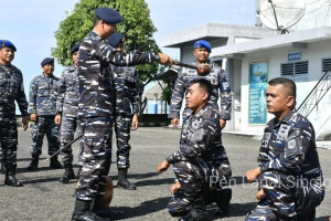 Danlanal Sibolga Terima Laporan Kenaikan Pangkat 6 Prajurit Lanal Sibolga