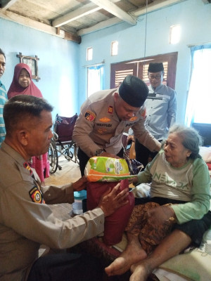 Empati Kepada Sesama, Kapolsek Pondok Gede Kunjungi Warga Sakit dan Lansia di Jaticempaka