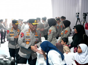 Wakapolri Berikan Santunan dan Bakti Sosial Kepada Warga Sekitar SMA Kemala Taruna Bhayangkara Bogor