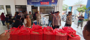 Kapolres Metro Jakarta Utara Salurkan 1.000 Paket Makanan untuk Pengungsi Banjir di Cilincing