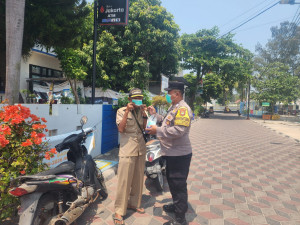 Jaga Jakarta di Pulau Pramuka, Bhabinkamtibmas Sosialisasikan Polisi 110 dan Bagikan Masker