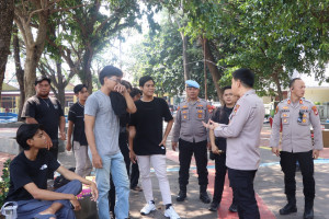 Kapolres Kepulauan Seribu Pimpin Jaga Jakarta On The Spot Kamtibmas di Perairan, Sosialisasikan Layanan Polisi 110 dan Keselamatan Wisatawan