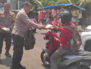 Jumat Berkah, Polsek Kelapa Gading Bagikan 50 Nasi Kotak untuk Ojol dan Warga