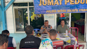 Polsek Koja Gelar Jumat Peduli, Bagikan 300 Nasi Box untuk Warga Tugu Utara