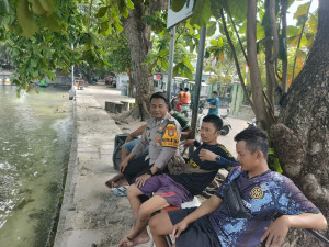 Bhabinkamtibmas Pulau Pari Sambangi Warga, Ajak Jaga Kamtibmas dan Sosialisasikan Layanan 110