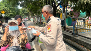 Polsek Koja Bagikan 150 Masker, Warga Diimbau Waspadai Paparan Abu Vulkanik