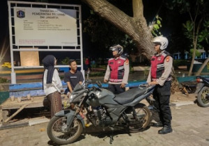 Patroli Malam Gabungan Polsek Kepulauan Seribu Selatan Sosialisasikan Layanan 110 untuk Cegah Gangguan Kamtibmas