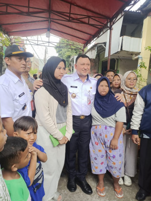 Walikota Jakut Serahkan Uang Duka Kepada Korban Banjir Tersengat Listrik