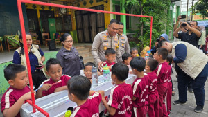 Polres Metro Jakarta Utara dan PDGI Gelar Bakti Kesehatan untuk Siswa MI Al-Wathaniyah