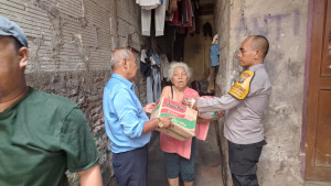 Polsek Metro Penjaringan Salurkan Bantuan Sosial, Wujud Kepedulian Polri kepada Warga