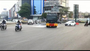 Polres Metro Bekasi Kota Bersihkan Abu Vulkanik di Jalan Protokol, Water Cannon Dikerahkan
